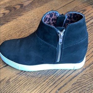 Girls Steve Madden black suede wedge sneakers